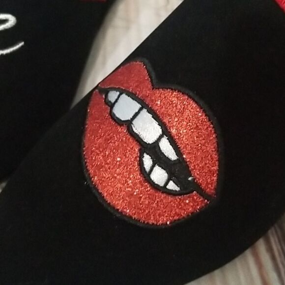 Memoi Bite Me Closed Toe Slippers - Picture 5 of 11